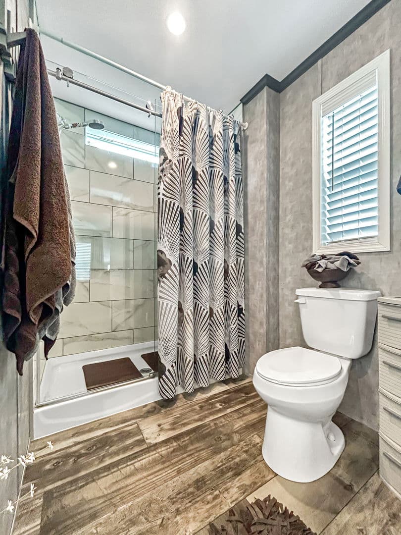 Rolling ridge 32a bathroom home features